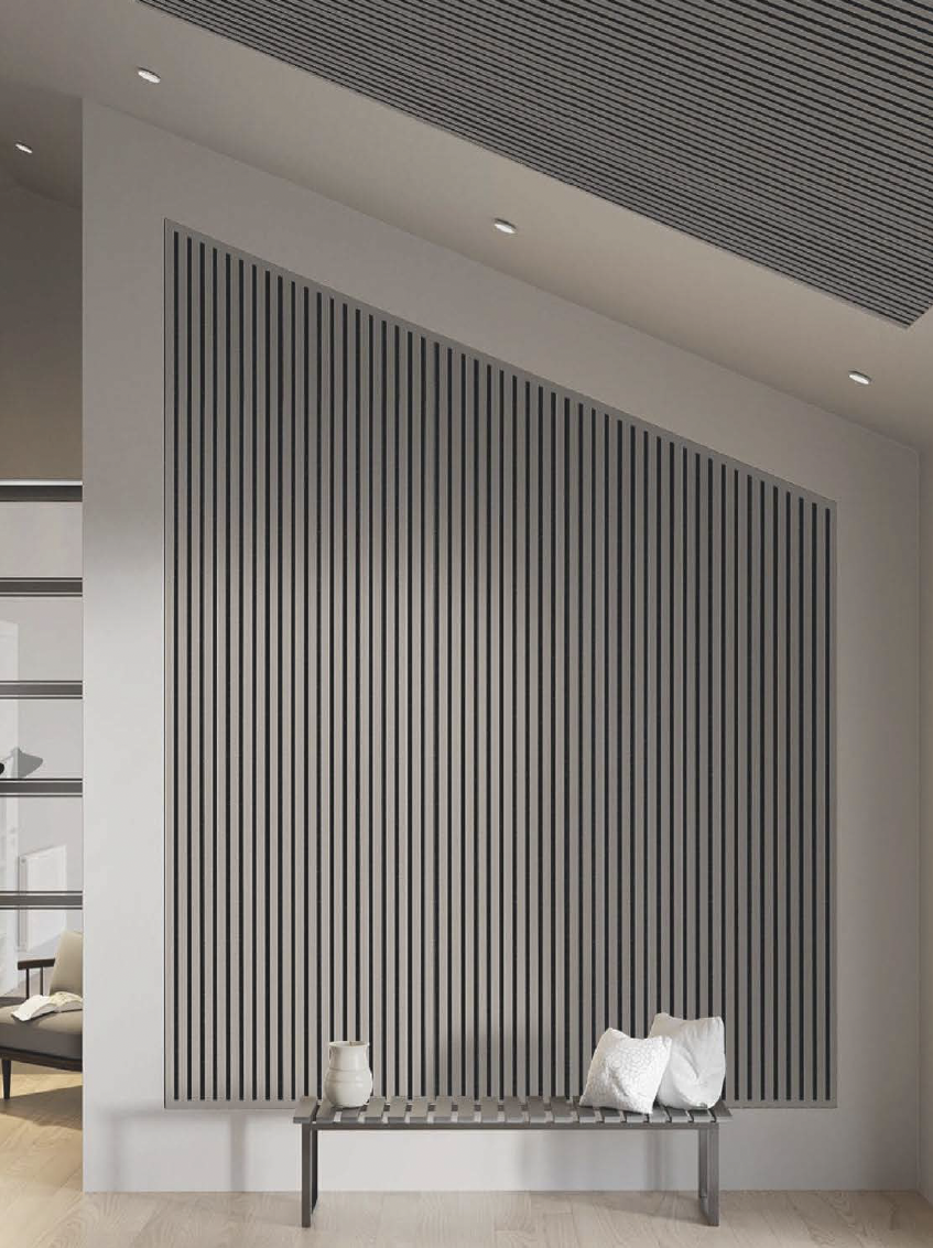 Moderner, minimalistischer Innenraum mit grauer Bank, Kissen, Vase und vertikalen Lamellen an der Wand.