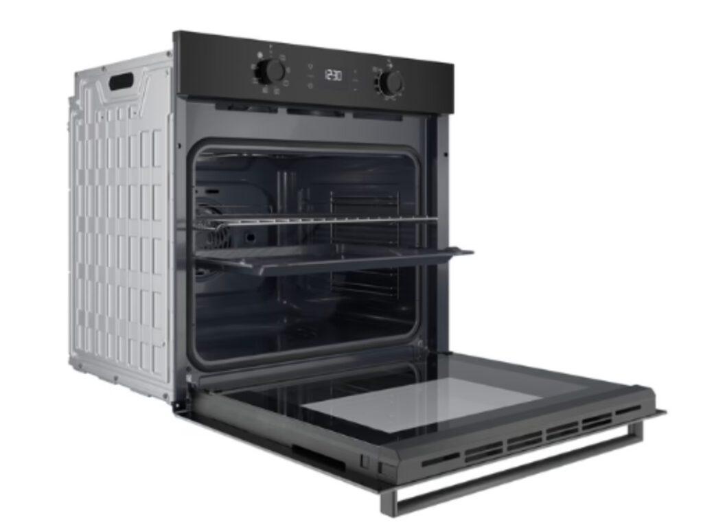 Moderner Edelstahl-Backofen mit geöffneter Tür, zeigt zwei Roste und eine schwarze Frontblende.