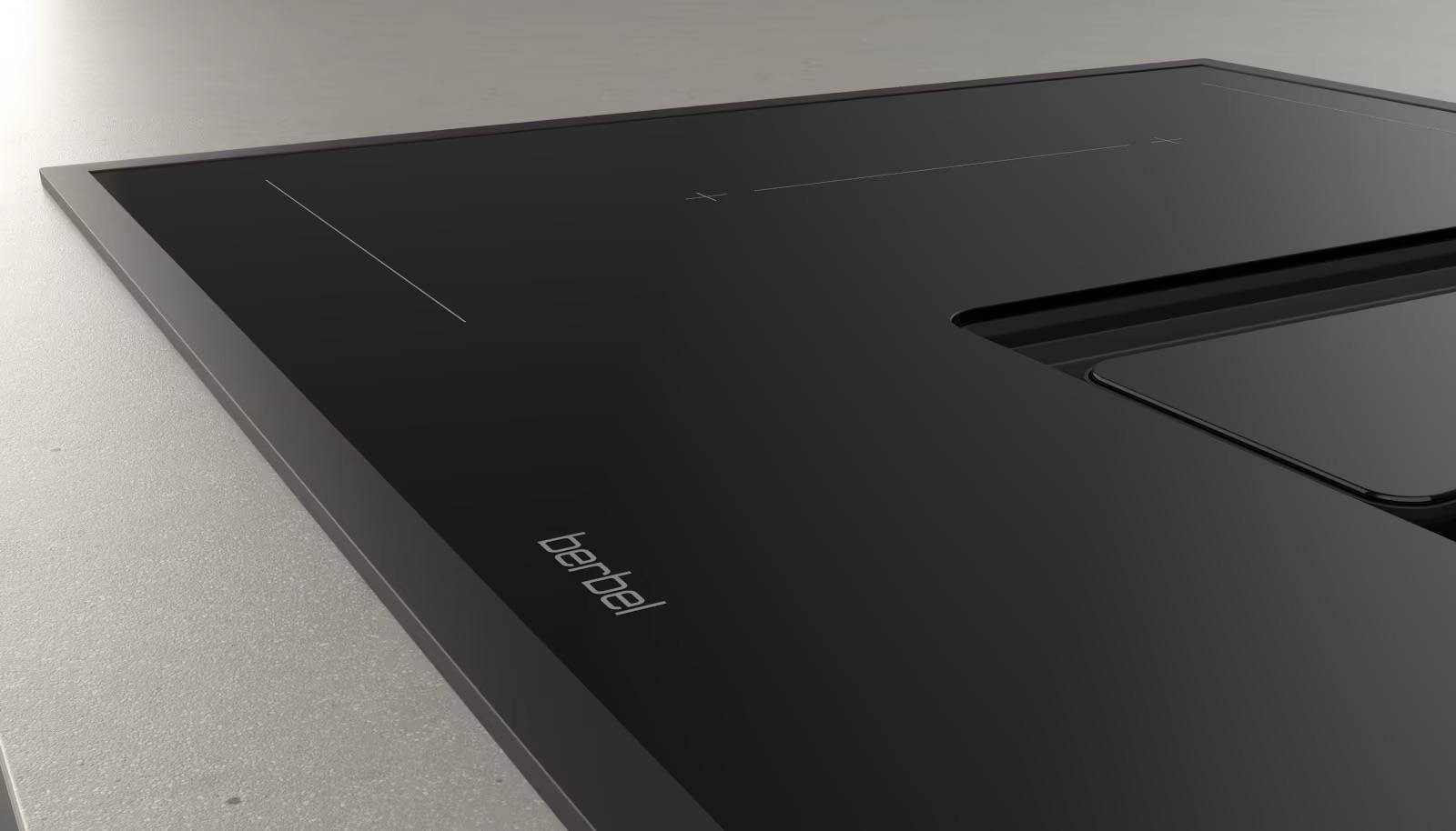 Ein modernes, schwarzes Kochfeld mit "berbel"-Logo auf einer glatten, eleganten Oberfläche.