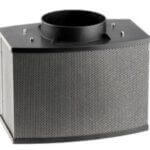 Ein rechteckiger, perforierter Luftfilter in Schwarz und Silber mit rundem Anschluss oben.