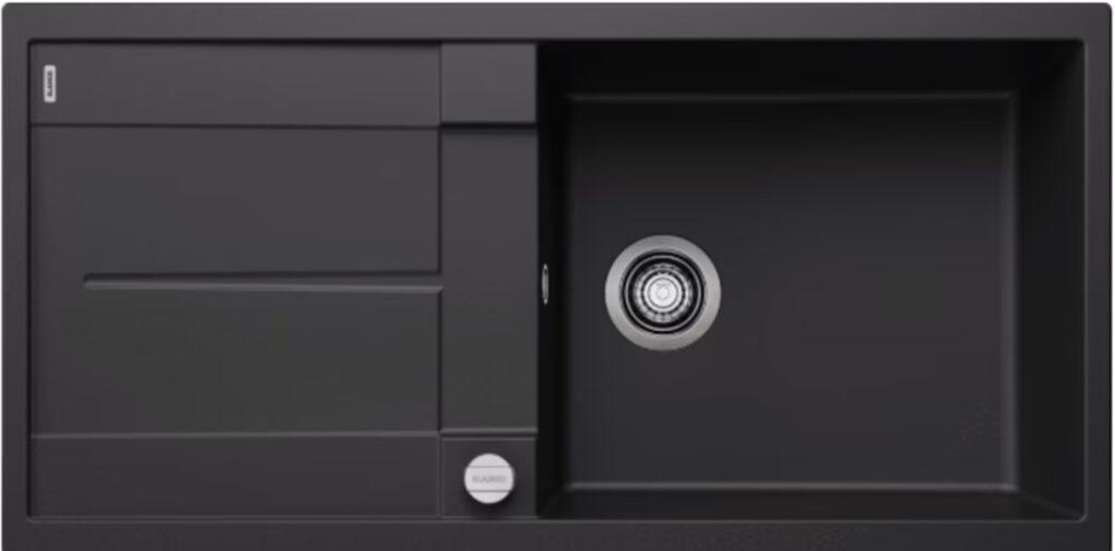 Moderne, rechteckige Küchenspüle in Dunkelgrau mit Abtropfbereich und silbernem Abfluss.