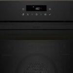 Moderner Backofen mit digitalem Display zeigt 180°C an, glänzende schwarze Oberfläche.