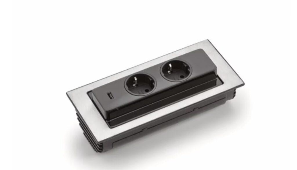 Moderne Steckdosenleiste in silberner Metallplatte mit zwei Steckdosen und einem USB-Anschluss.