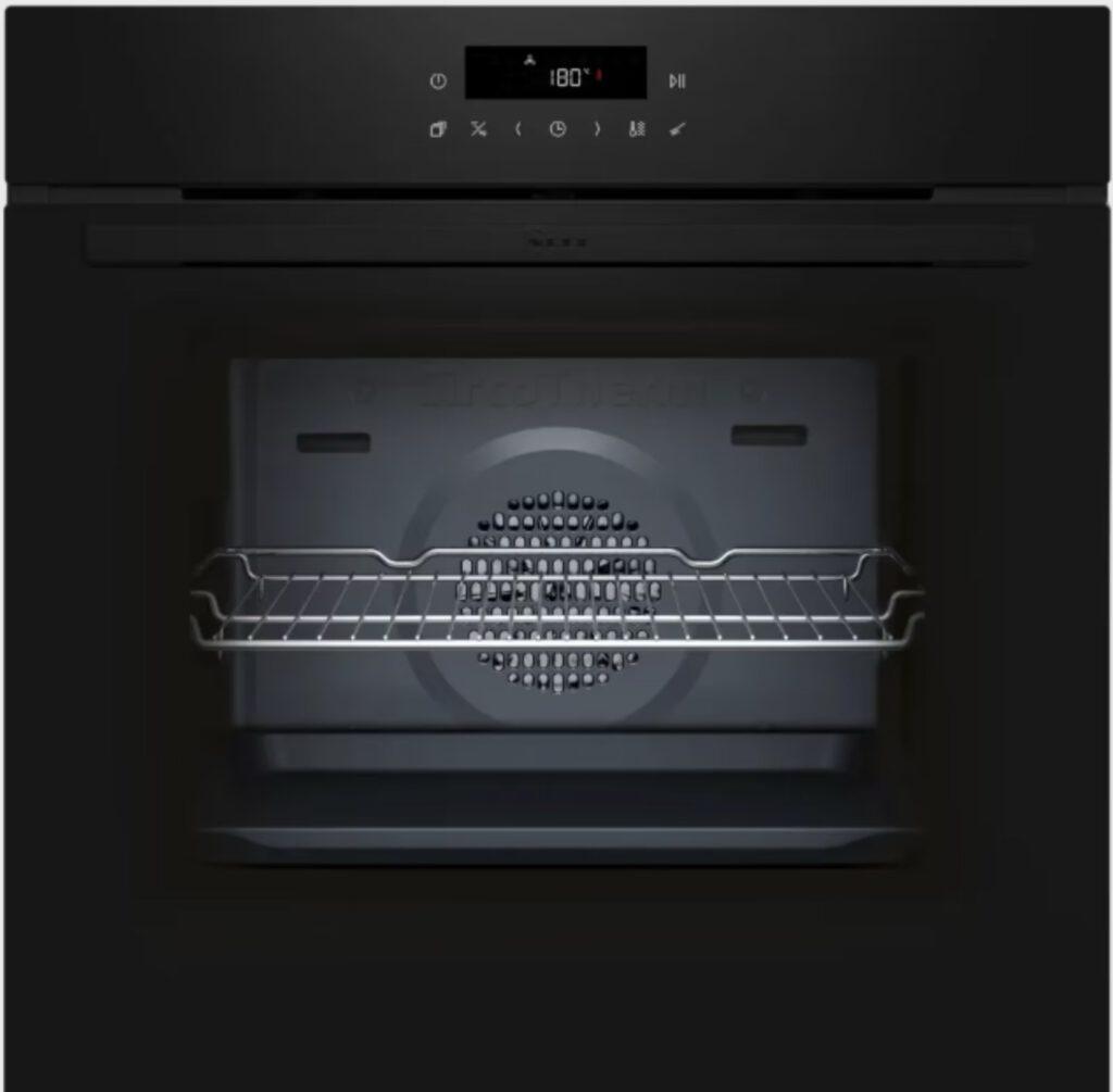 Moderner Backofen in dunklem Grau mit digitalem Display, auf 180 Grad eingestellt, Gitterrost sichtbar.