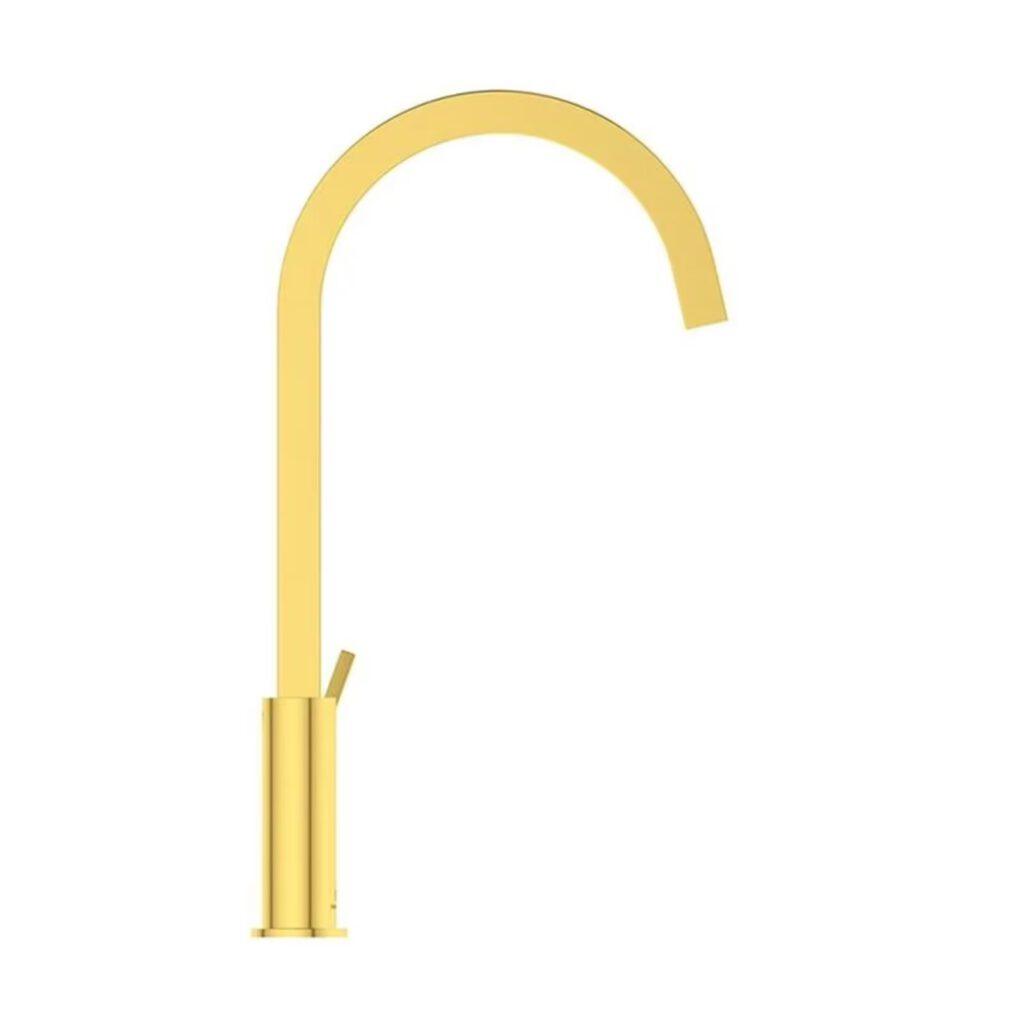 Ein glänzender, goldfarbener Wasserhahn mit modernem Design vor einem schlichten weißen Hintergrund.