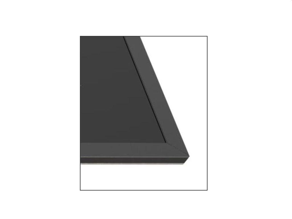 Ein schwarzer Rahmen vor weißem Hintergrund, möglicherweise Teil eines Bildschirms oder einer Tafel.