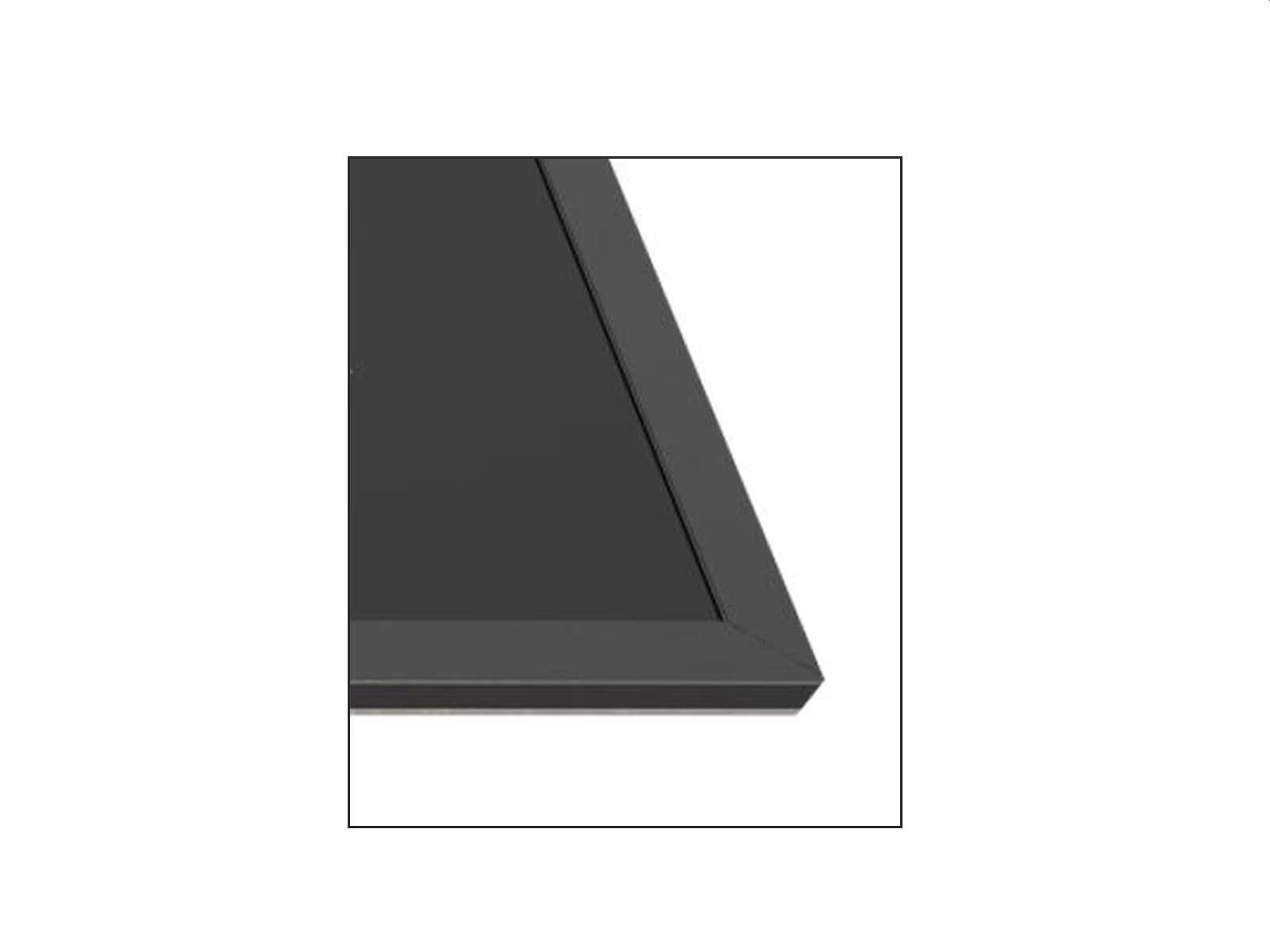 Ein schwarzer Rahmen vor weißem Hintergrund, möglicherweise Teil eines Bildschirms oder einer Tafel.