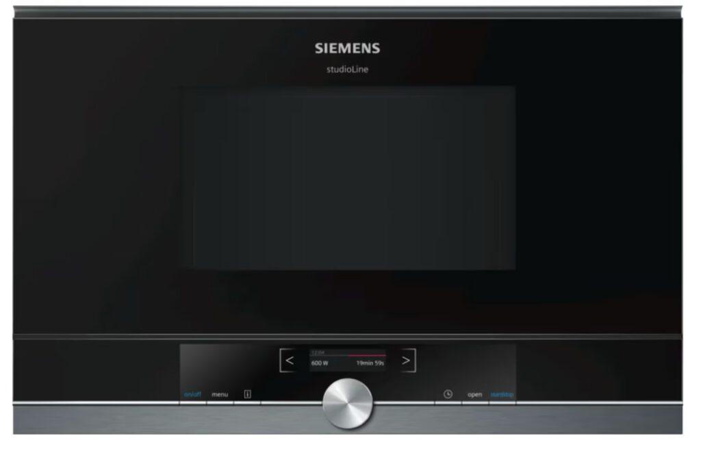 Moderne Siemens Mikrowelle mit Display, Drehknopf und Tasten, zeigt 600 W und 19:59 Minuten an.