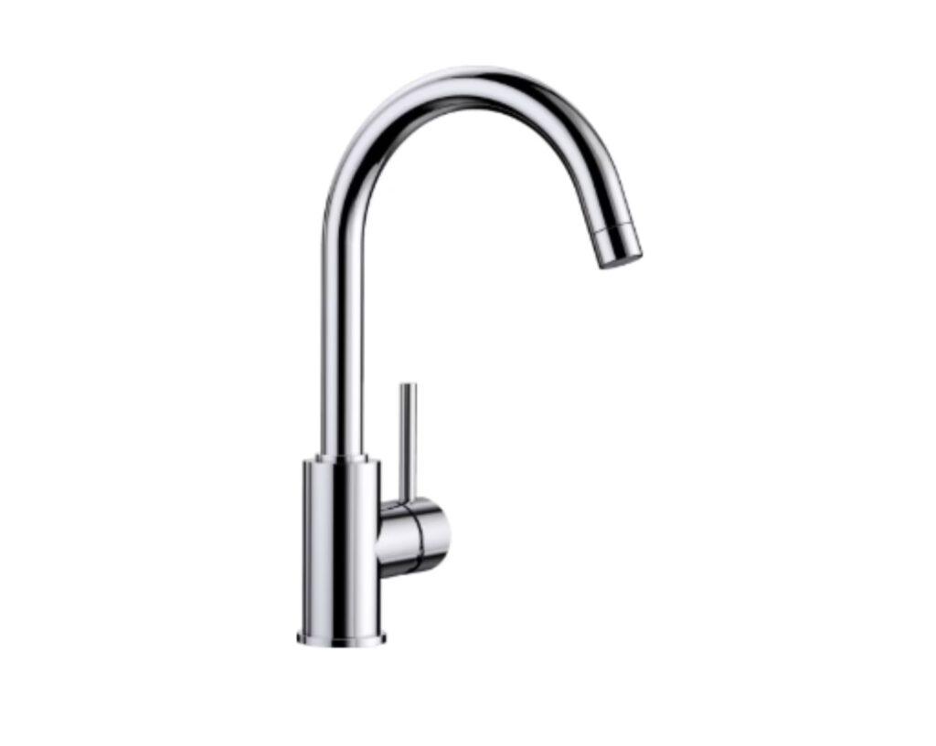 Ein moderner, silberner Wasserhahn mit geschwungenem Auslauf, glänzend und minimalistisch gestaltet.