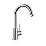 Ein moderner, silberner Wasserhahn mit geschwungenem Auslauf, glänzend und minimalistisch gestaltet.