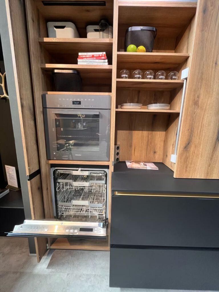 Moderner Küchenschrank mit offenem Geschirrspüler, integriertem Backofen und ordentlich arrangierten Regalen.