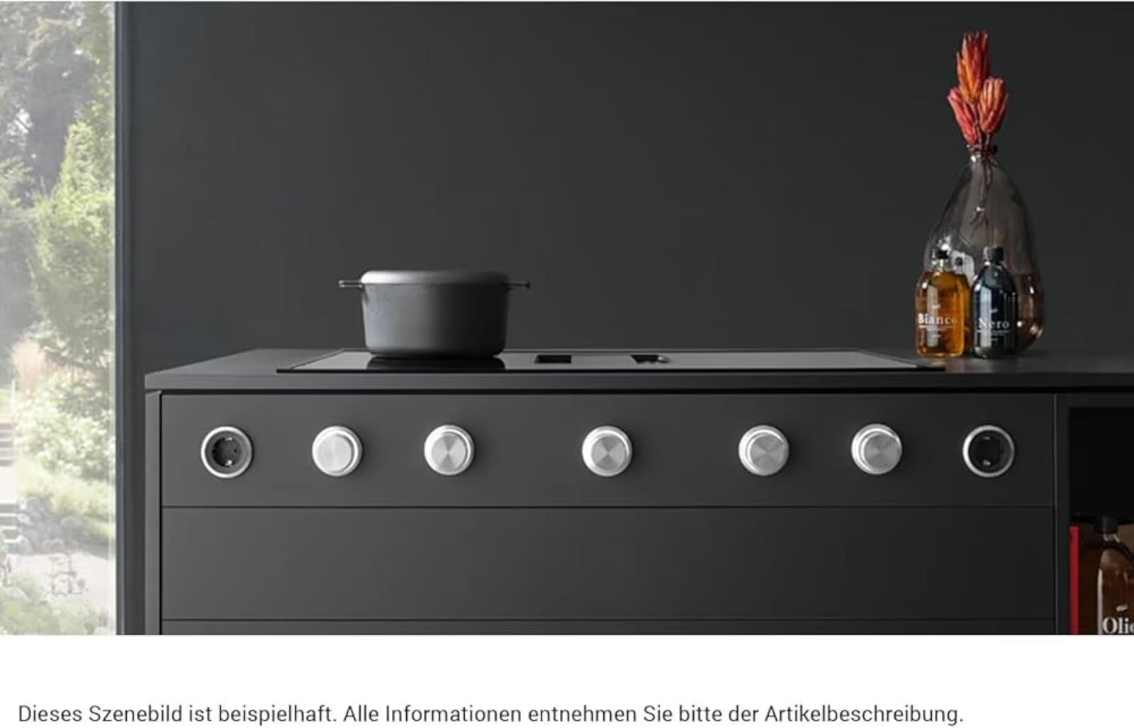 Moderne Küche mit schwarzem Herd, Topf, Trockenblumen und zwei Flaschen. Elegantes, minimalistisches Design.