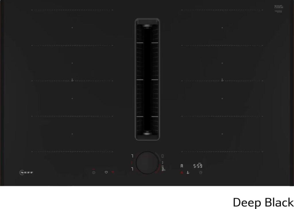 Moderne schwarze Induktionskochplatte mit integriertem Dunstabzug und digitalen Bedienelementen.