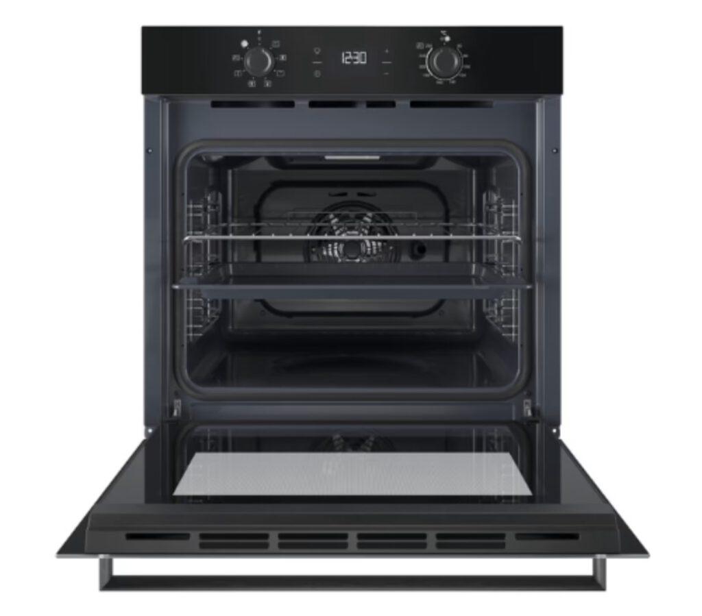 Moderner, geöffneter Backofen mit zwei Einschubgittern, in Schwarz und Grau gehalten.