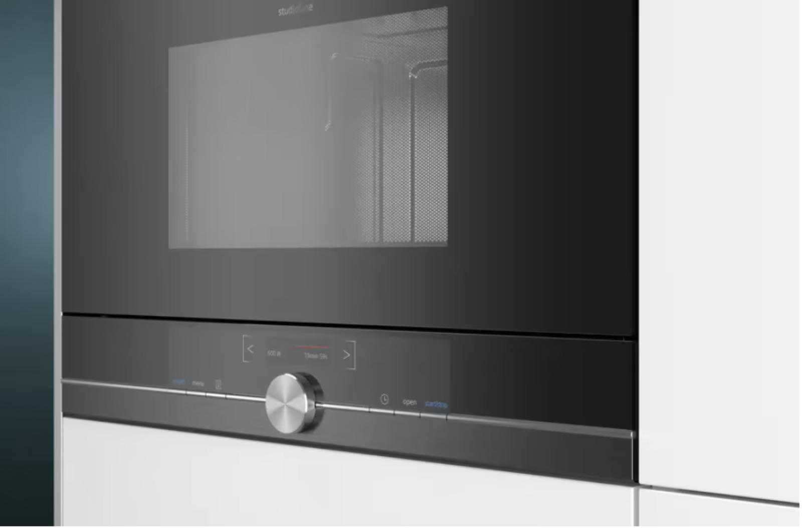 Moderner Backofen mit schwarzer Glasfront, silbernem Drehknopf und digitalem Display in Küchenzeile.