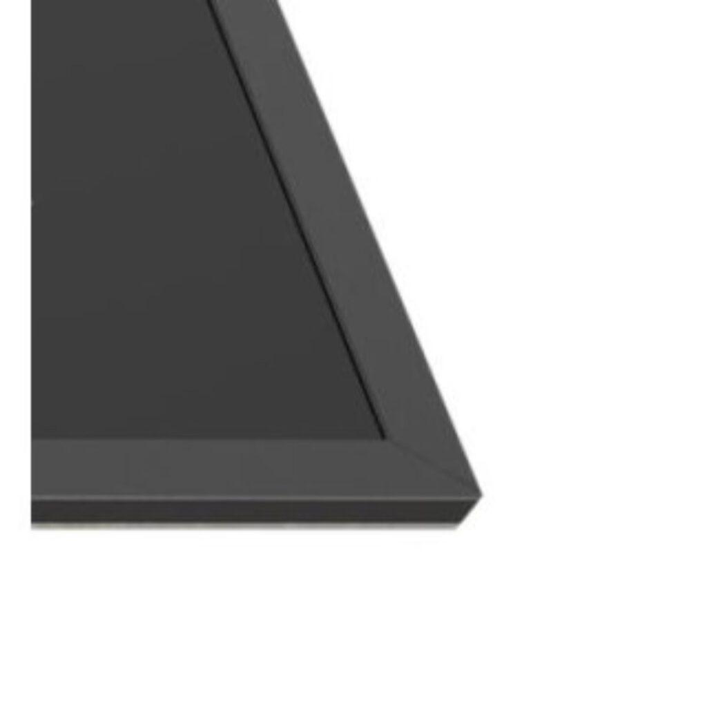 Ein schwarzer, rechteckiger Rahmen mit glatter, matter Oberfläche vor weißem Hintergrund. Minimalistisch.