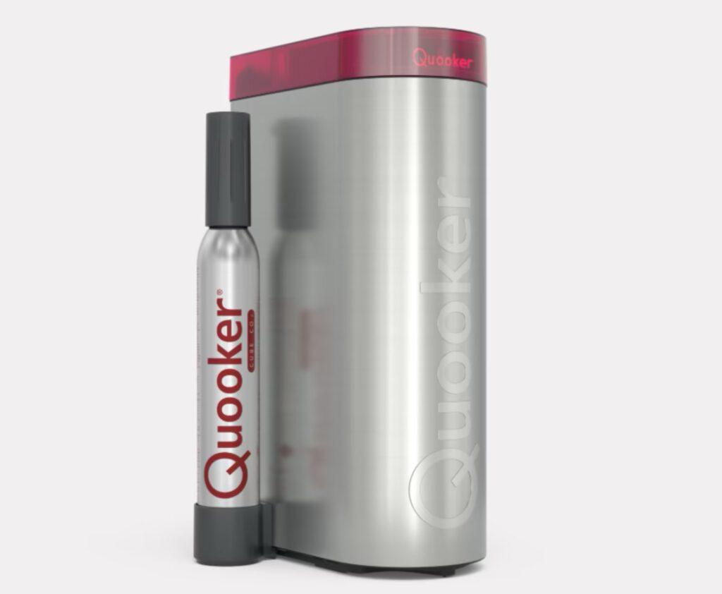 Das Bild zeigt einen silbernen Quooker-Behälter mit rotem Deckel und eine silberne Quooker-Kartusche.
