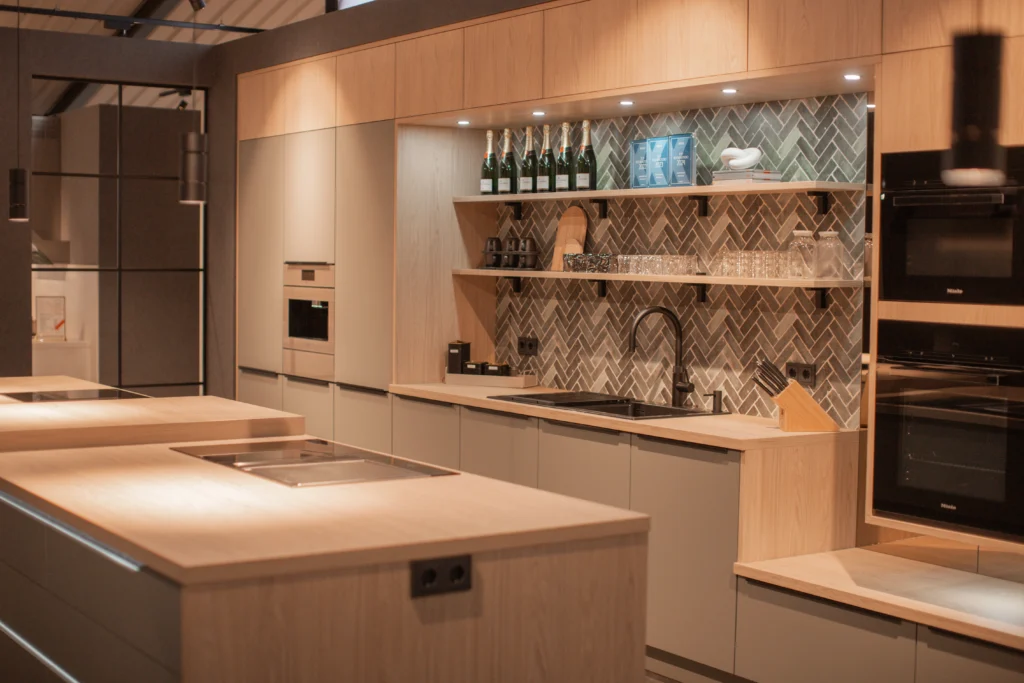 Moderne Küche mit Holzinsel, eingebauten Geräten, Fischgrätfliesen und offener Regalgestaltung.