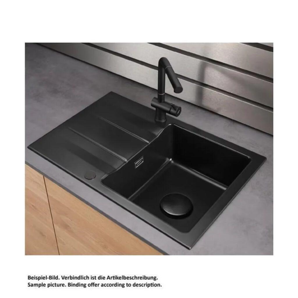 Moderne schwarze Küchenspüle mit Wasserhahn, Betonarbeitsplatte und Holzunterschrank in minimalistischer Optik.