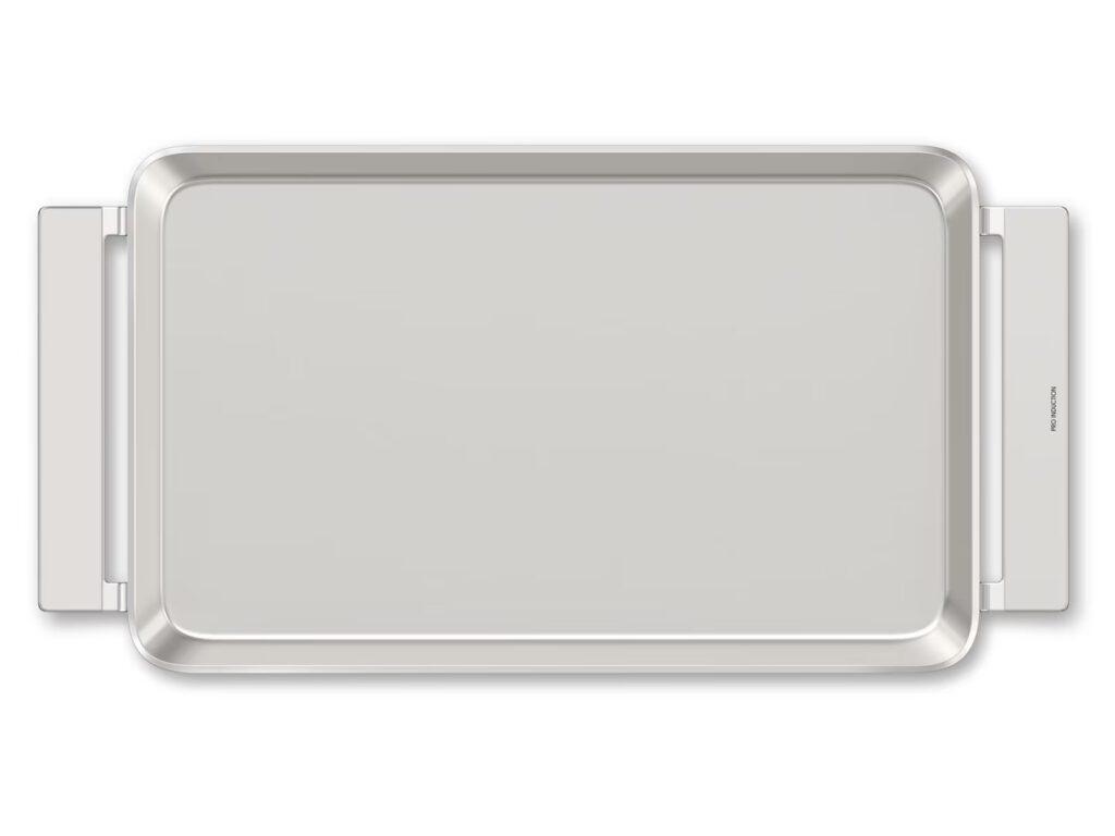 Ein silbernes, rechteckiges Backblech mit Griffen an beiden Seiten, glatt und glänzend.
