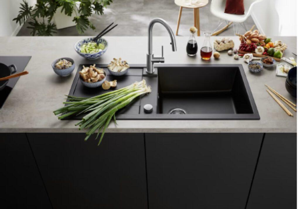 Moderne Küche mit Zutaten auf der Theke, bereit zum Kochen; frische, bunte Lebensmittel und Gewürze.