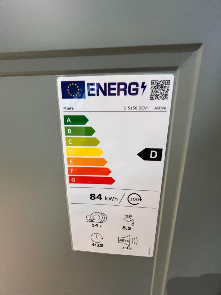 EU-Energielabel für Geschirrspüler: Energieklasse D, 84 kWh/100 Zyklen, 8,5L Wasser, 14 Maßgedecke.