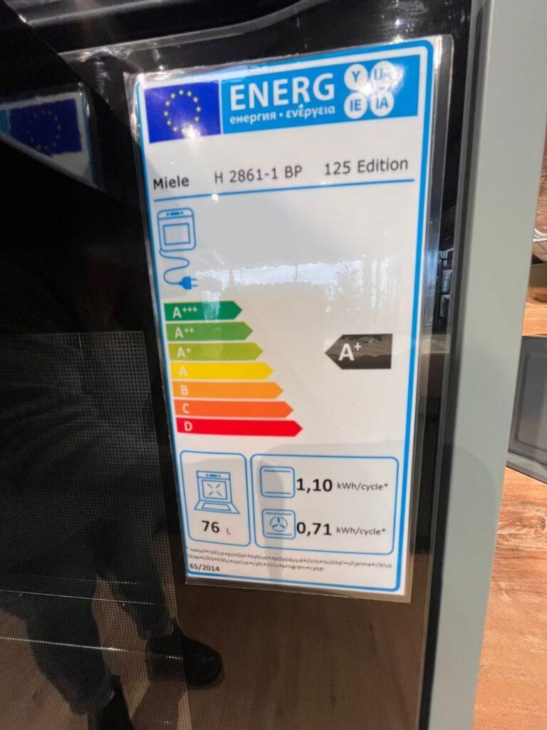 Energielabel auf Haushaltsgerät zeigt Effizienzklasse A+++ und Energieverbrauch in kWh pro Zyklus.