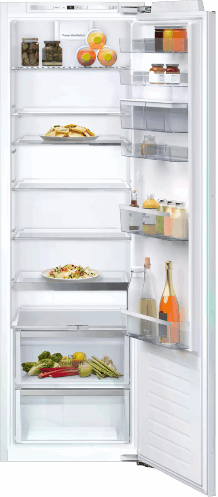 Ein geöffneter Kühlschrank zeigt bunte, frische Lebensmittel und Getränke, ordentlich angeordnet.