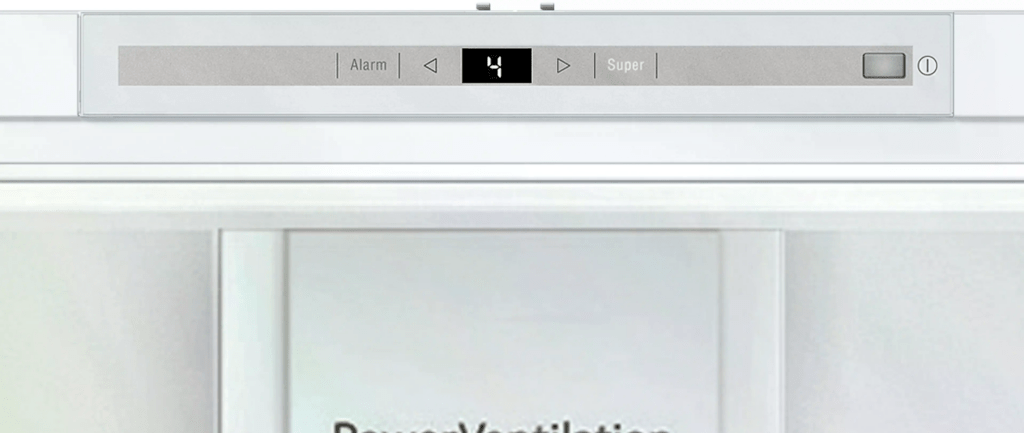 Bedienfeld eines Kühlschranks mit digitaler Anzeige "4" und Tasten für Alarm, Super und Pfeile.