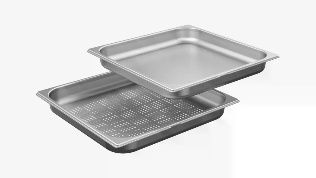 Zwei gestapelte Edelstahl-Gastronormbehälter, oben glatt, unten perforiert, auf weißem Hintergrund.