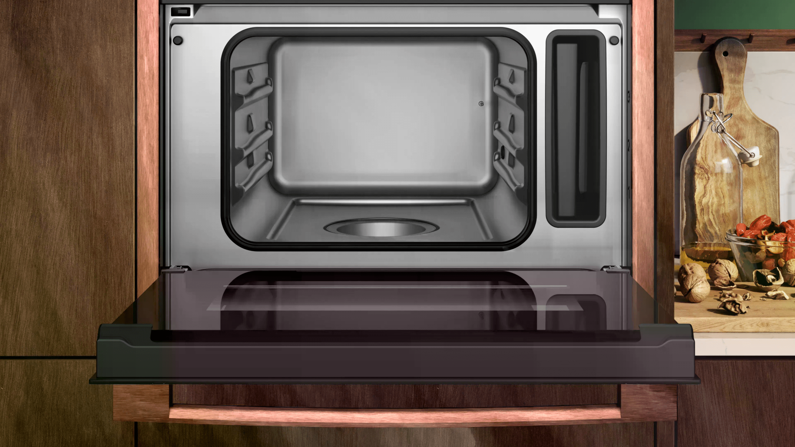 Offene Mikrowelle in moderner Küche, umgeben von Schneidebrett, Öl und Gemüse. Sauber und ordentlich.