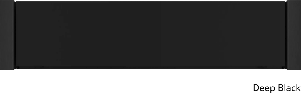 Rechteckige, schwarze Fläche mit glatter Textur und "Deep Black"-Schriftzug unten rechts.