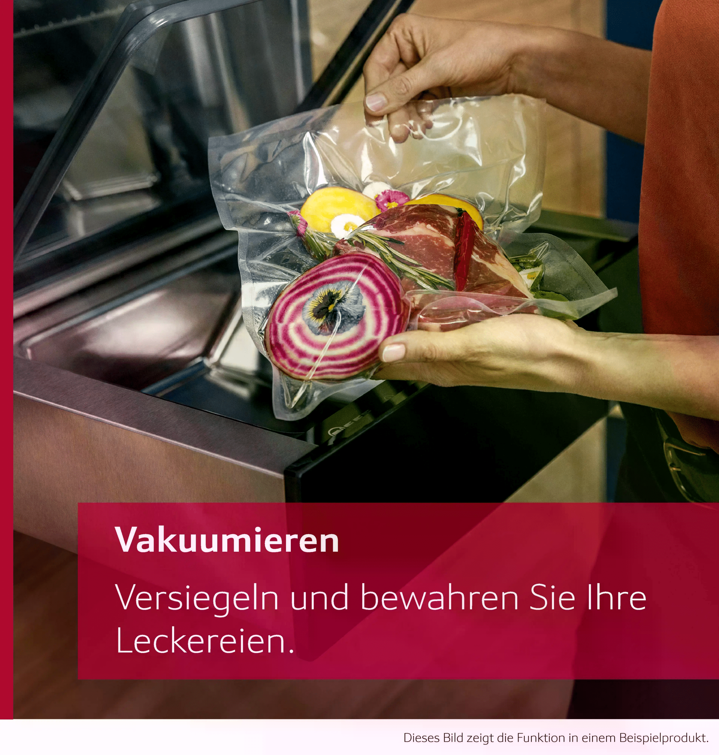 Person hält vakuumverpackte Lebensmittel vor Vakuummaschine, frisches Gemüse und Fleisch sichtbar.