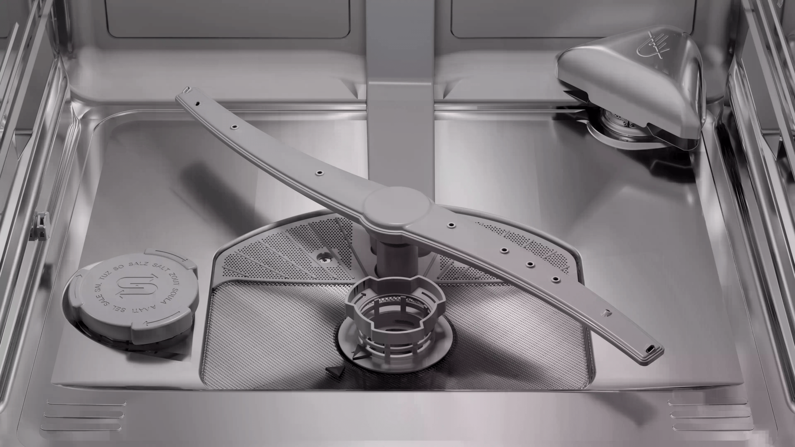 Innenansicht einer Geschirrspülmaschine mit Sprüharm, Filter, Salzbehälter und Wasserenthärter.