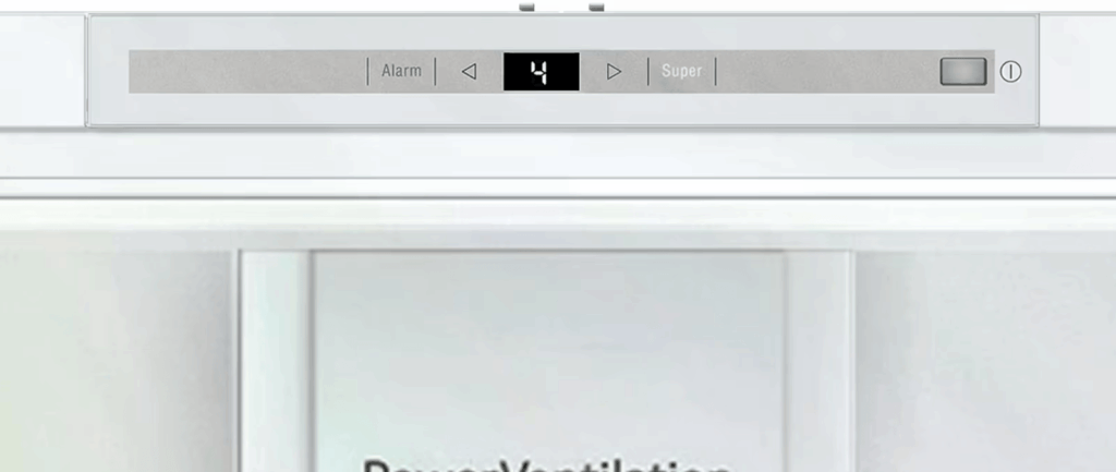 Bedienfeld eines Kühlschranks mit digitalem Display, Knöpfen für "Alarm" und "Super", und "PowerVentilation".
