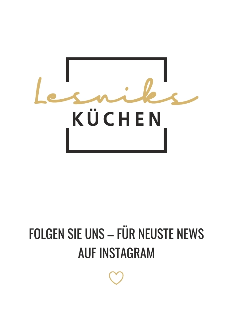 Logo von "Lesniks KÜCHEN" mit Aufruf, auf Instagram für Neuigkeiten zu folgen. Elegantes Design.