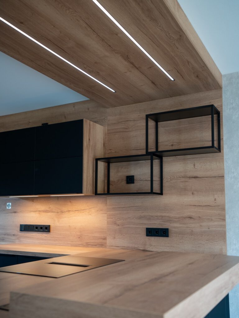 Moderne Küche mit Holzarbeitsplatte, dunklen Schränken und offenen Regalen, minimalistisch gestaltet.