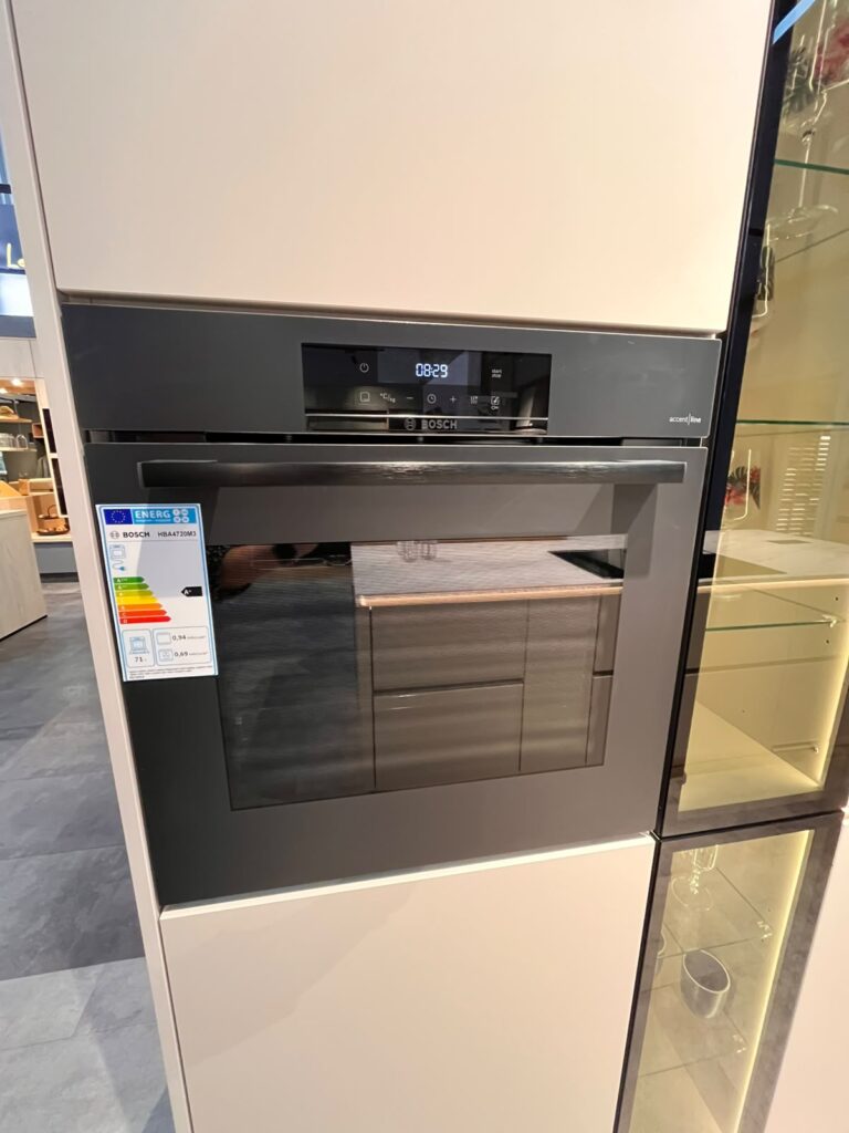 Moderner Bosch-Einbauofen mit digitalem Display in heller Küche, zeigt Uhrzeit 08:29 an.