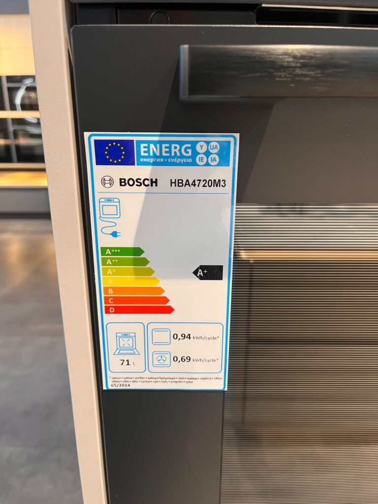 Bosch Backofen mit Energielabel A+, zeigt Energieeffizienz und technische Details auf grauer Oberfläche.