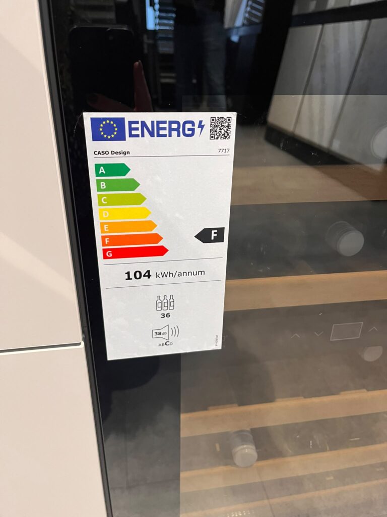 Energielabel eines Weinkühlers mit Klasse F, 104 kWh/Jahr, 36 Flaschen Kapazität, 38 dB Lautstärke.