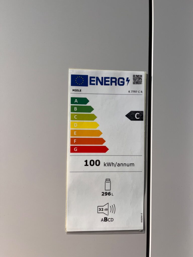Energieeffizienz-Label für Miele Modell K 7797 C R, Klasse C, 100 kWh/Jahr, 296L, 32 dB.