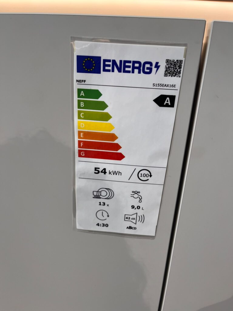 Energielabel eines NEFF-Geräts, Modell S155EAX16E, zeigt Effizienzklasse A und Verbrauchsdaten.