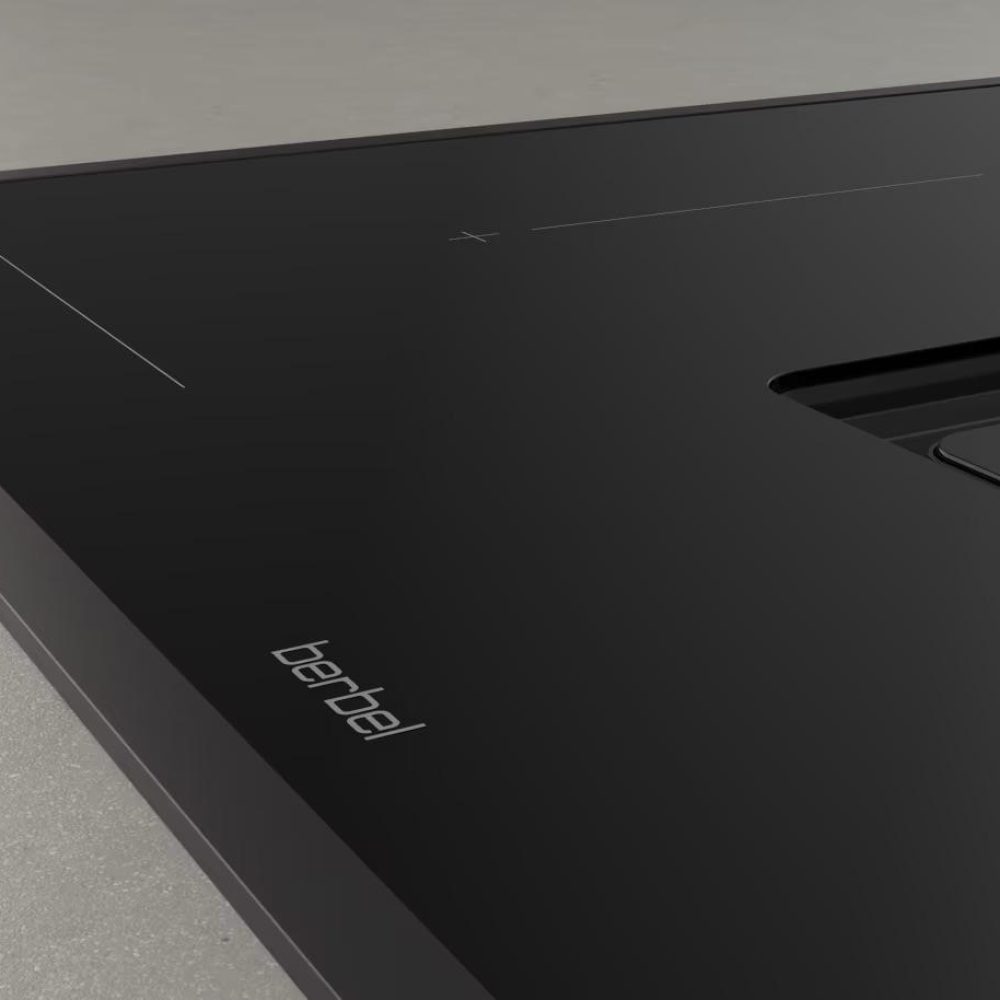 Ein modernes, schwarzes Kochfeld mit "berbel"-Logo auf einer glatten, eleganten Oberfläche.