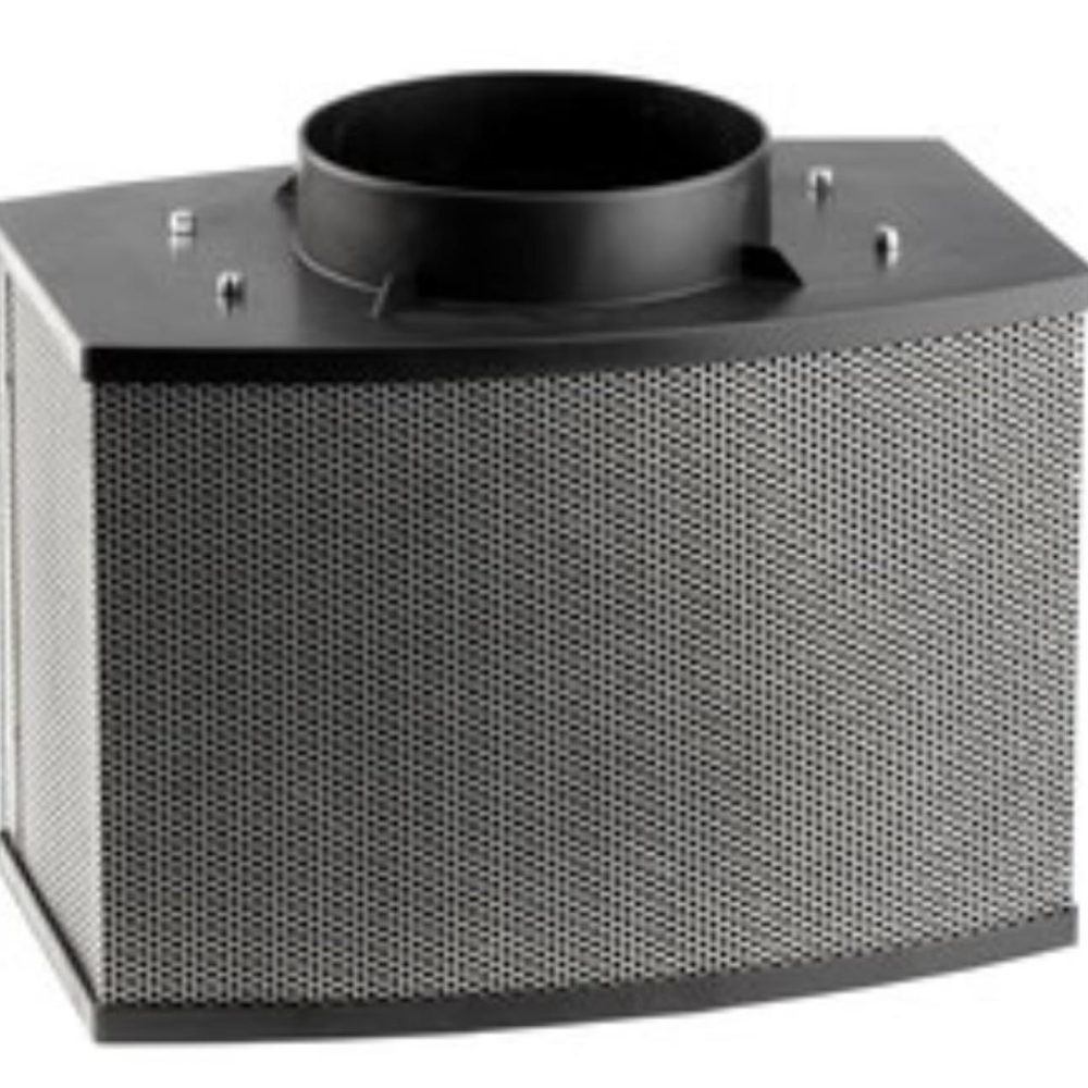 Ein rechteckiger, perforierter Luftfilter in Schwarz und Silber mit rundem Anschluss oben.