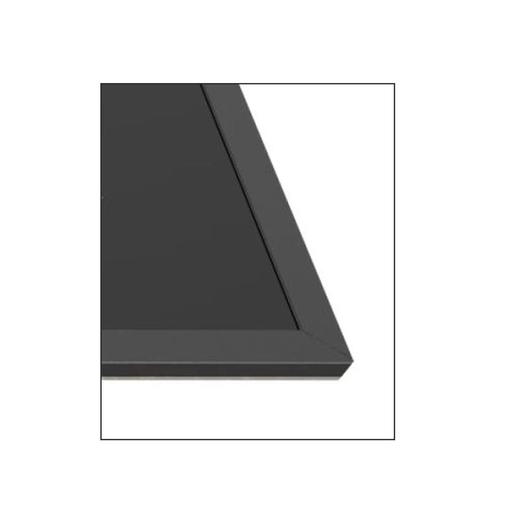 Ein schwarzer Rahmen vor weißem Hintergrund, möglicherweise Teil eines Bildschirms oder einer Tafel.