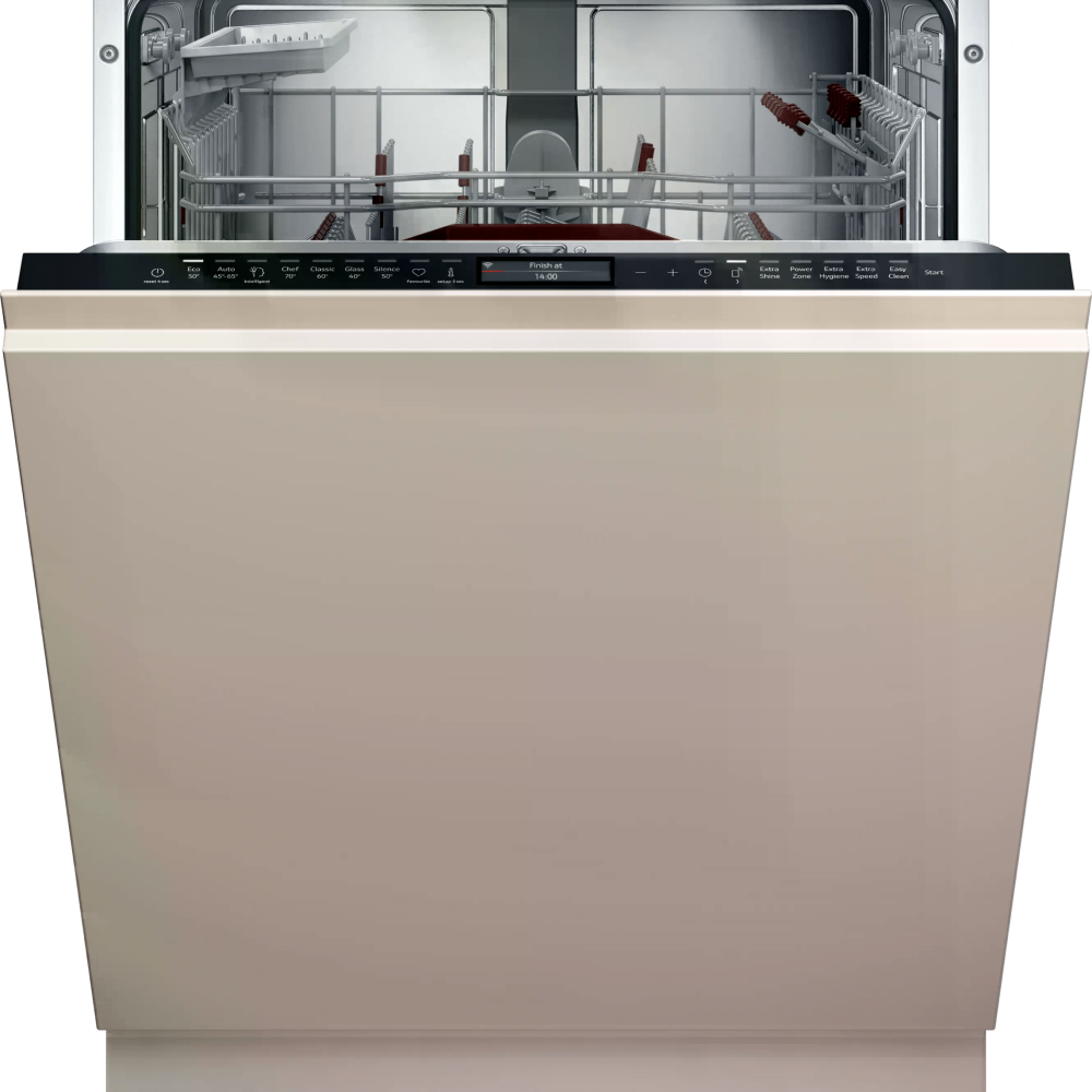 Ein geöffneter Geschirrspüler mit leeren Körben, bereit zum Beladen, in einer häuslichen Umgebung.