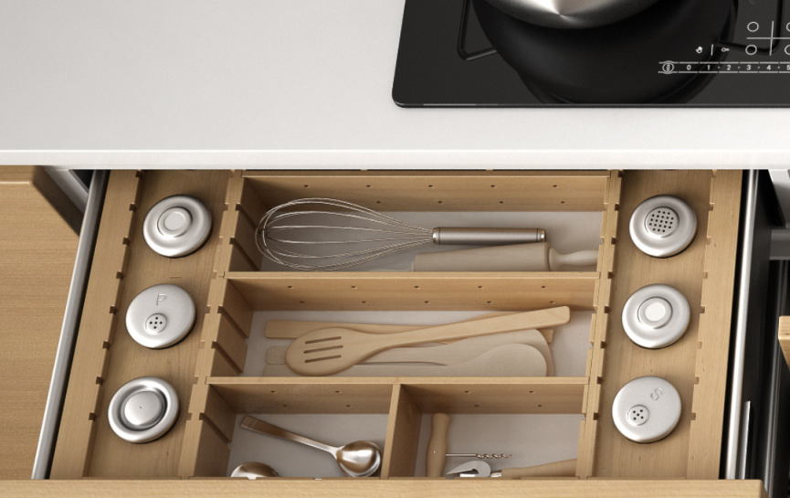 Moderne Küche von oben: Induktionskochfeld mit Topf, geöffnete Schubladen mit Utensilien und Handtüchern.
