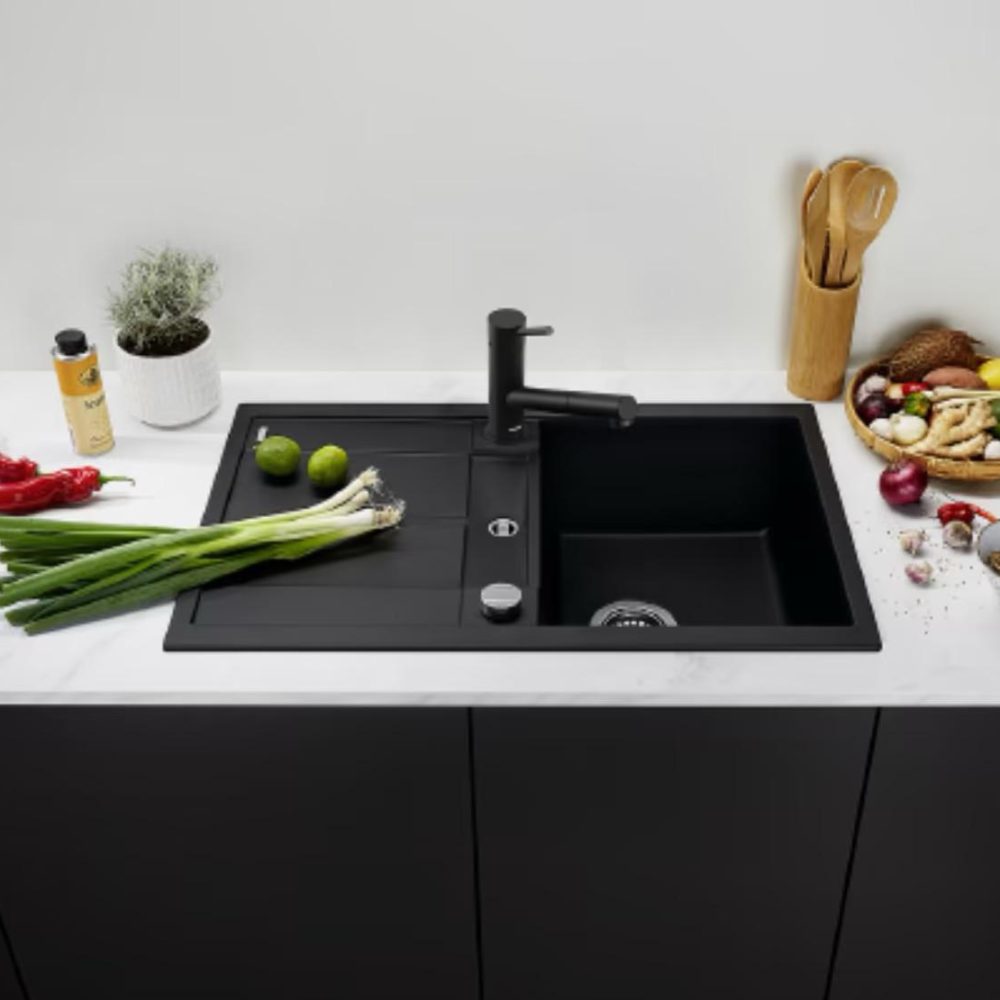 Moderne Küche mit bunter Gemüseauswahl, Reis und Gewürzen auf weißer Arbeitsplatte neben schwarzer Spüle.