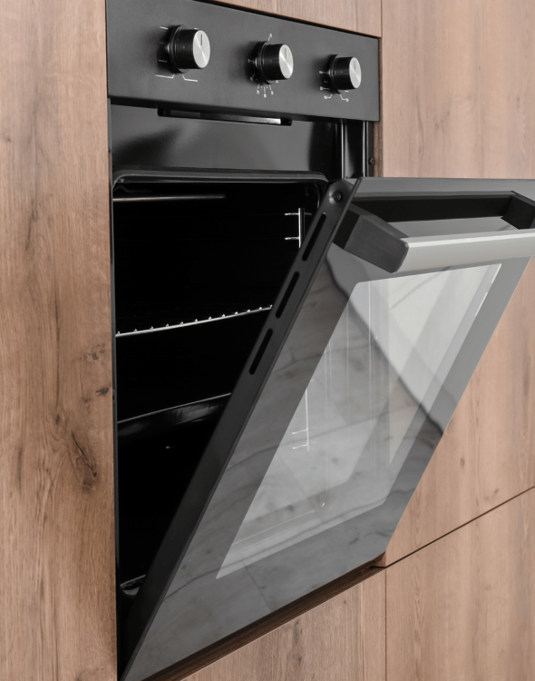 7 Moderner, eingebauter Backofen mit geöffneter Tür in einer hölzernen Kücheneinheit.