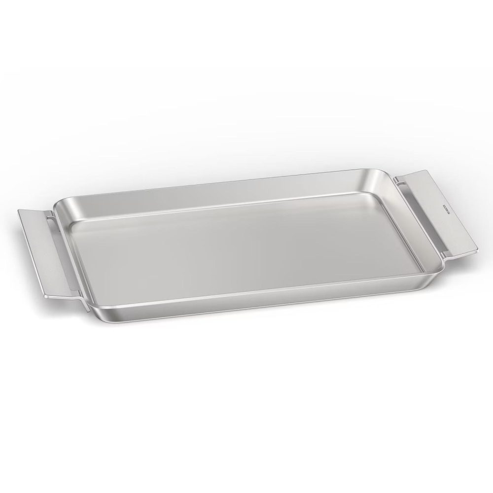 Ein glänzendes, rechteckiges Edelstahl-Backblech mit integrierten Griffen und leicht erhöhten Rändern.